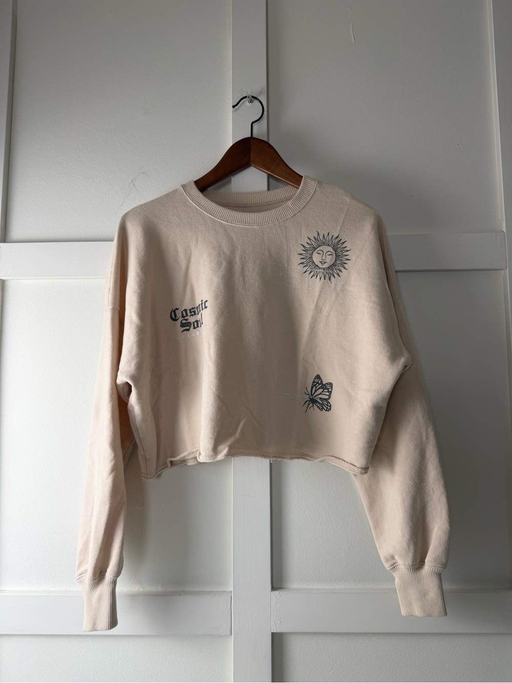 Hollister Cropped Cream Graphic Sweatshirt with Sun & Butterfly Motifs